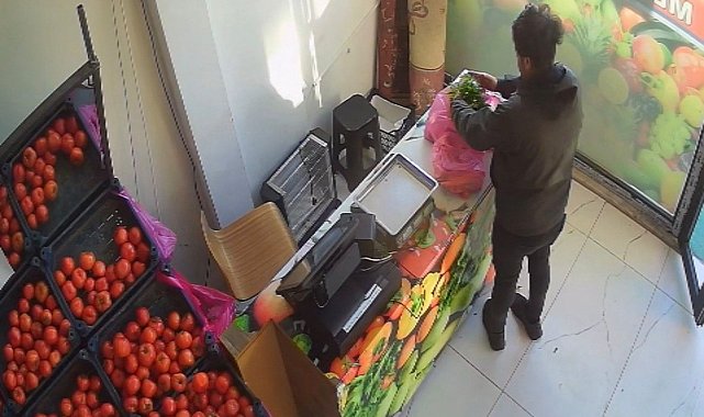 Kasada kimse yokken parasını bırakan müşteriye esnaftan teşekkür
