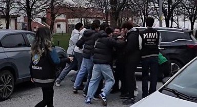 Kavga ihbarına giden polisler pastayla karşılandı