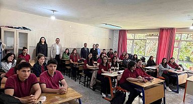 Kaymakam Ateş liseli öğrencilerle bir araya geldi