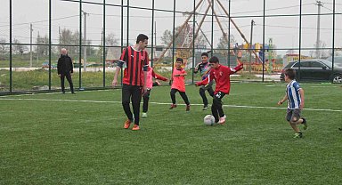 Kaymakam Bayram ilkokul öğrencileri ile halı saha maçı yaptı