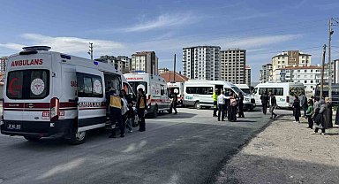 Kayseri'de iki servis aracının çarpıştığı kaza anı güvenlik kamerasında