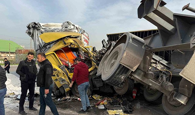 Kazada tırdan devrilen konteyner araçları hurdaya çevirdi