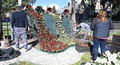 Kemer yaz sezonuna hazırlanıyor, ilçe petunyalarla süsleniyor