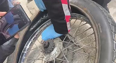 Kendi rızasıyla evindeki esrarı polise teslim etti, uyuşturucuyu motosiklet lastiğine gizlediği ortaya çıktı