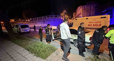 Kendilerini uyaran adamı darp eden şahıslar otomobili bırakıp kaçtı