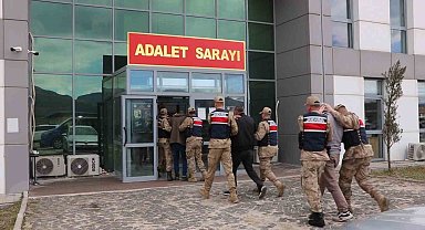 Kendini polis ve savcı olarak tanıtıp 2 milyon lira vurgun yapan 3 şüpheli tutuklandı