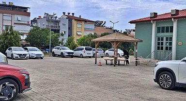 Kepez Cahit Zarifoğlu Kütüphane otoparkı akşamcı meskeni oldu