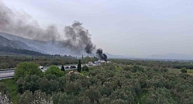 Kırkağaç'ta otomobil önce bariyerlere çarptı sonra alev alev yandı