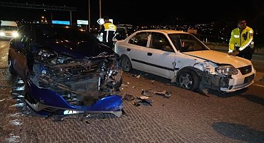 Kırmızı ışık ihlali yapan sürücü otomobile çarptı: 1 yaralı