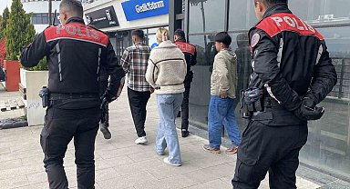 Kız kardeşini kafede bir erkekle görünce ortalığı birbirine kattı