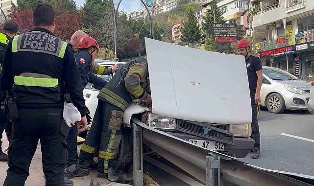 Kocaeli'de facianın eşiğinden dönüldü: Freni tutmayan otomobil bariyerlere çarptı