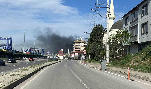 Kocaeli'de plastik ve promosyon fabrikası alevlere teslim oldu