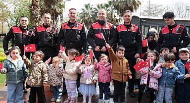 Kocaeli'de minikler polis amcalarını ağırladı