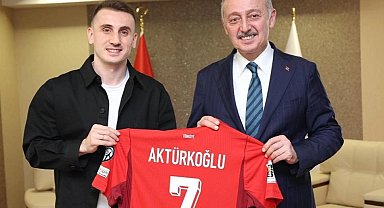 Kocaeli'nin gururundan Başkan Büyükakın'a Milli forma