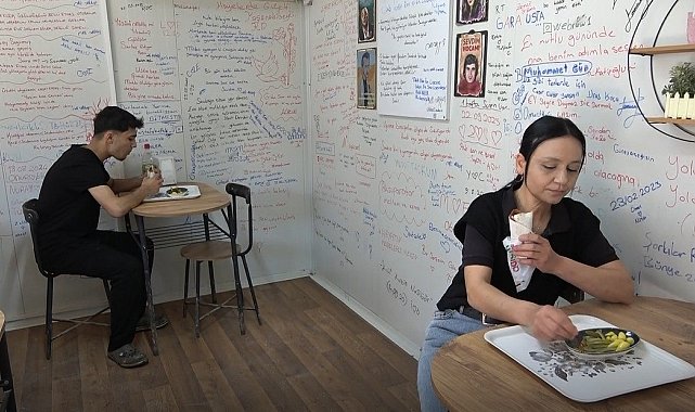 Konteynerdeki çiğ köftecinin duvarları 'duygu duvarı'na dönüştü