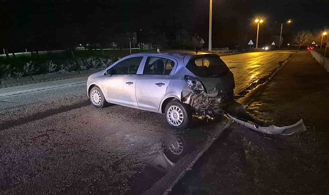 Kontrolden çıkan otomobil dönerek arkasını duvara çarptı