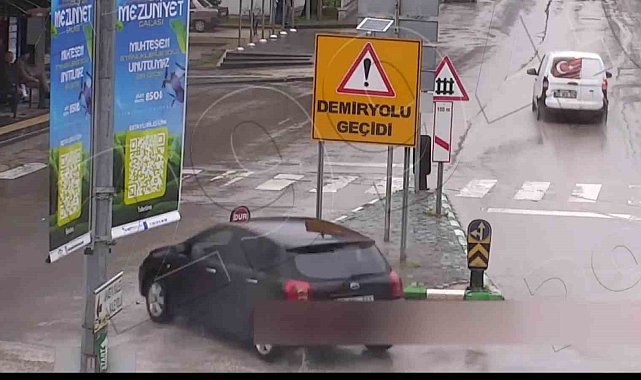 Kontrolden çıkan otomobil durakta bekleyenleri teğet geçti: O anlar kamerada