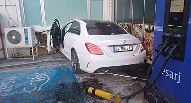 Kontrolden çıkan otomobil petrol ofisine daldı: 1 yaralı
