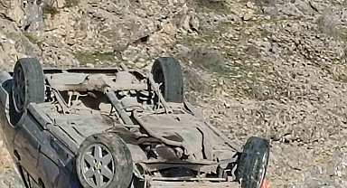 Kontrolden çıkan otomobil ters döndü