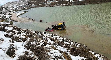 Konya'da göle dönen yayla yolunda araçta mahsur kalan aile kurtarıldı