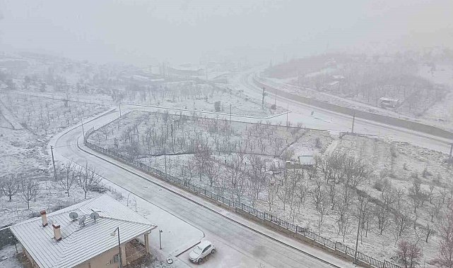 Konya'da kar yağışı ilçeyi beyaza bürüdü