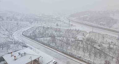 Konya'da kar yağışı ilçeyi beyaza bürüdü