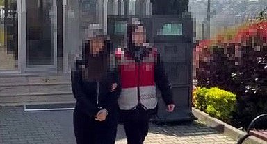 Köpeği camdan sarkıttı, o anları kayda aldı