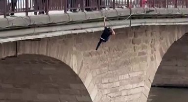 Köprüden nehre atlayan şahsı ekipler kurtardı: O anlar kamerada