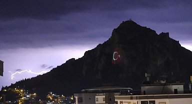 Kozan Kalesi'nde şimşekler görsel şölen oluşturdu