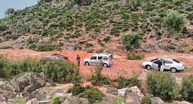 Kozan'da sağanak ve dolu hayatı felç etti: Yollar kapandı, araçlar mahsur kaldı