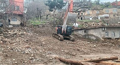 Kozluk'ta vatandaşların kabusu haline gelen çamurlu köy yolları onarıldı