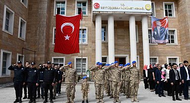 Küçük kız kolluk kuvvetleriyle selam durdu