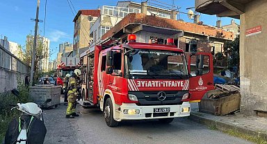 Küçükçekmece'de iki katlı binada çıkan yangın söndürüldü
