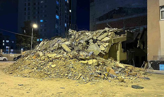 Küçükçekmece'de kentsel dönüşümdeki bina tek darbeyle yıkıldı