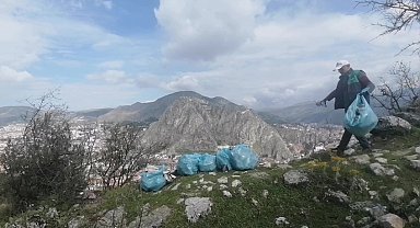 Kuşkonmaz için çıktığı dağda 6 torba çöp topladı
