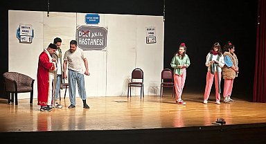 Kütahya'da "Keçileri Kaçırıyorum" oyunu tiyatroseverlerle buluştu