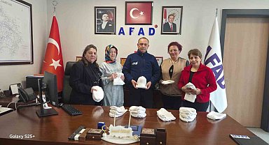 Kütahyalı kadınlar ördükleri bereleri AFAD'a teslim etti
