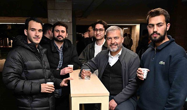 Kütüphanede sınavlara hazırlanan öğrencilere Anadolu Kafe'de sıcak mola