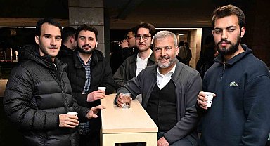 Kütüphanede sınavlara hazırlanan öğrencilere Anadolu Kafe'de sıcak mola