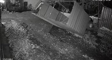 Kuvvetli fırtınanın tavuk kümesini uçurduğu o anlar kamerada