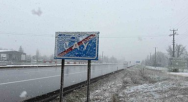 Lapa lapa yağan kar ilçeyi beyaza bürüdü