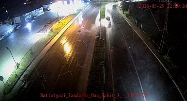 Malatya'da kontrolden çıkan araç refüje çarptı