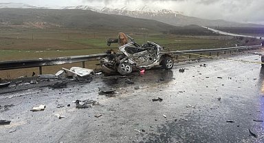 Malatya'da tır ile otomobil kafa kafaya çarpıştı: 3 ölü, 1 yaralı