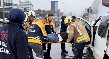 Maltepe'de hafif ticari araç, servis minibüsüne arkadan çarptı: 1 yaralı
