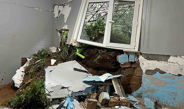 Maltepe'de toprak kayması: Tek katlı ev kullanılamaz hale geldi