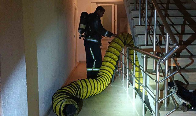 Manavgat'ta site içerisinde çıkan depo yangını korkuttu