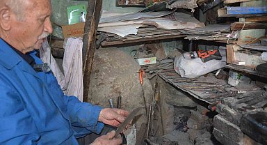 Manisa'nın 64 yıllık çelik bileği Orhan usta yarım asırdır örs başında