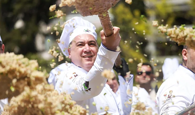 Manisa'nın lezzetleri buluştu... Başkan Dutlulu, mesir baharatlı bahar pilavı pişirdi