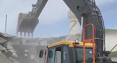 Maraş depremlerinde ağır hasar alan cami yıkıldı