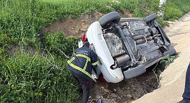 Mardin'de otomobil yol kenarına devrildi: 5 kişi yaralandı